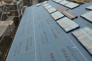 改質アスファルトルーフィングを施工している様子（2）