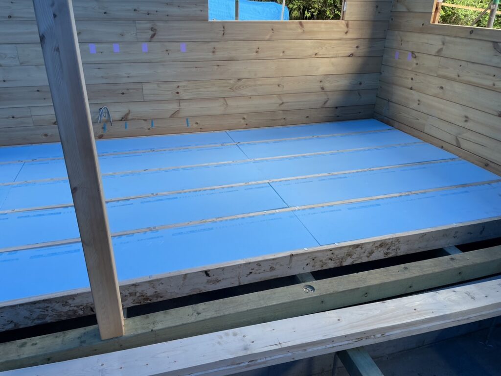 床断熱材（スタイロフォーム）を敷き詰めている様子