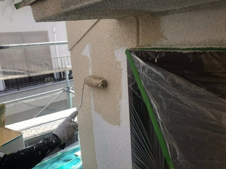 名張市S様邸のモルタル壁に中塗りを施工している外壁塗装工事