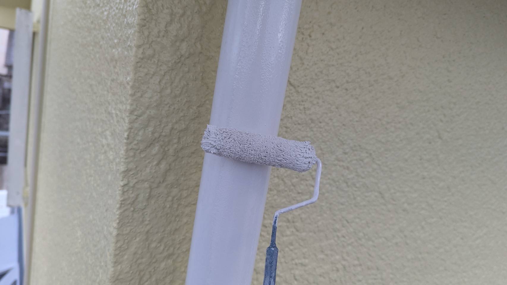 名張市S様邸 雨樋を刷毛で塗装していく様子
