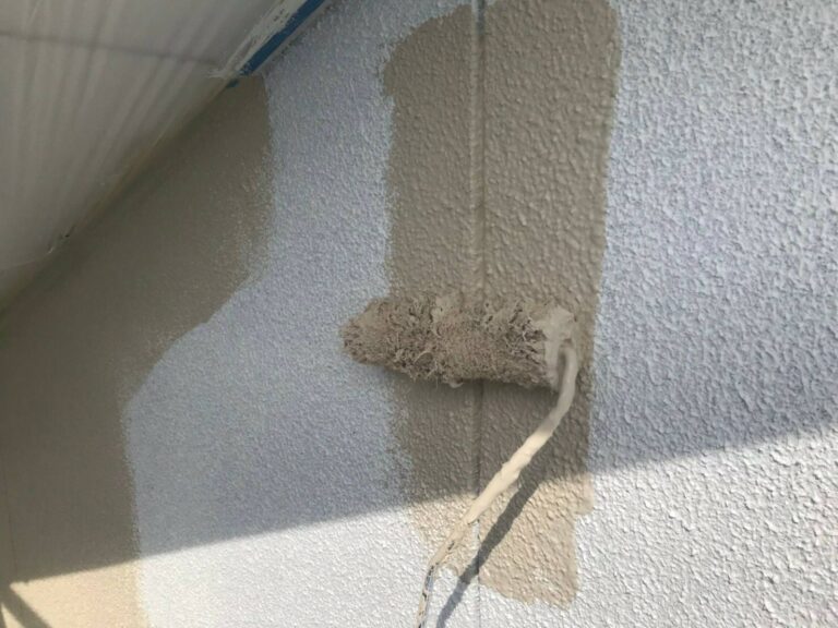 名張市のモルタル外壁塗装で中塗りを行う様子 外壁の耐久性を高める工程