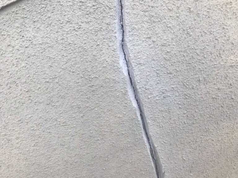 外壁クラック補修 Vカット後の溝の状態