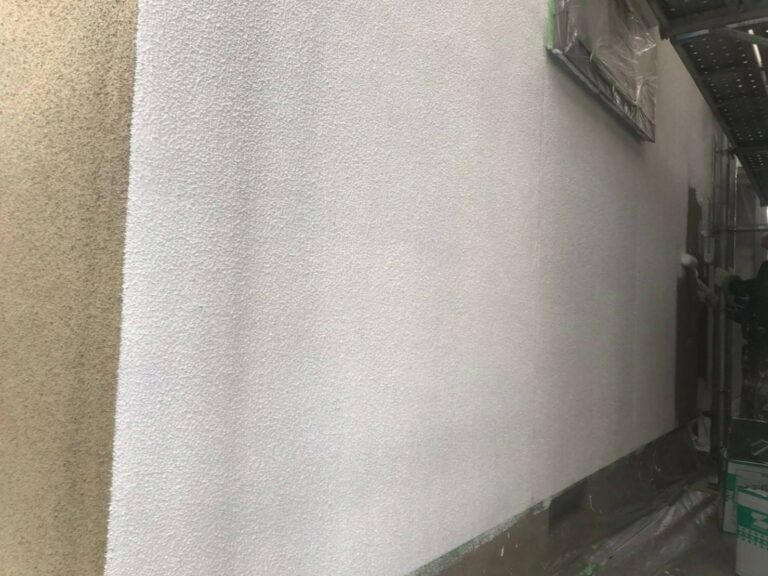外壁塗装 下塗り完了後のモルタル壁