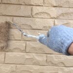 伊賀市I様邸 外壁塗装 中塗り サイディングの凹凸に合わせて塗装