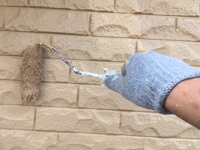 伊賀市I様邸 外壁塗装 中塗り サイディングの凹凸に合わせて塗装