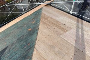 コンパネを敷き詰めた屋根下地の様子１