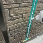 伊賀市S様邸の外壁シーリング打ち替え工事 ヘラで押さえて仕上げる工程