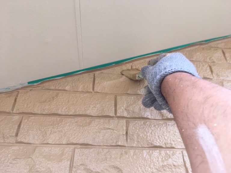 伊賀市I様邸 外壁塗装 中塗り 軒天との取り合い部分