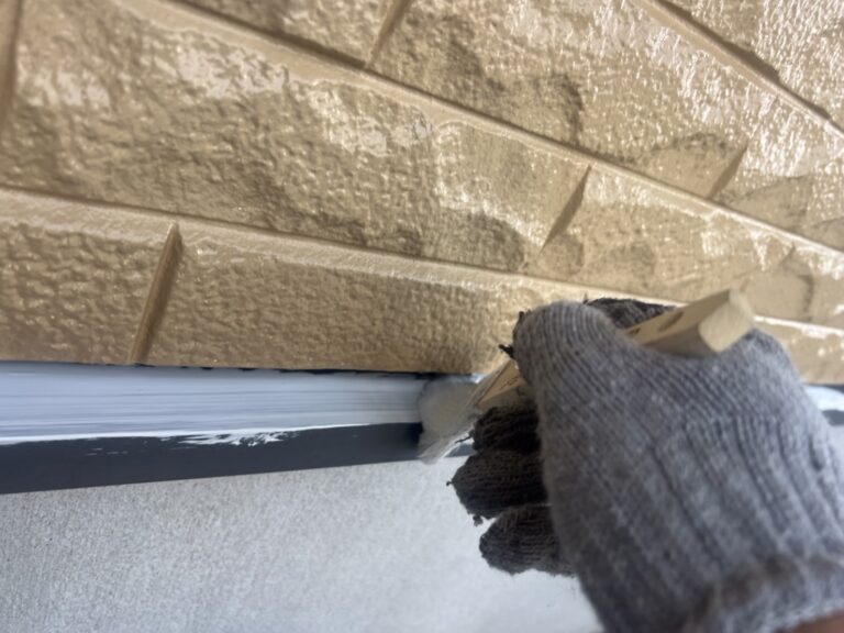 伊賀市 外壁塗装 水切り塗装 錆止め 刷毛作業