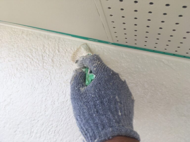 伊賀市I様邸 外壁塗装 上塗り 際部分のダメ込み作業