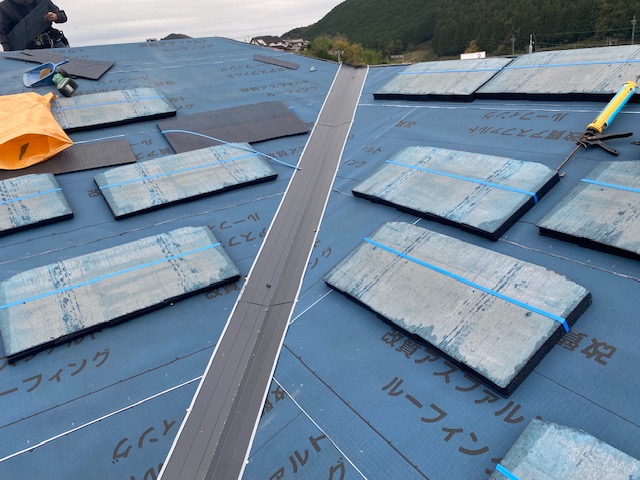 谷板金の施工中の様子