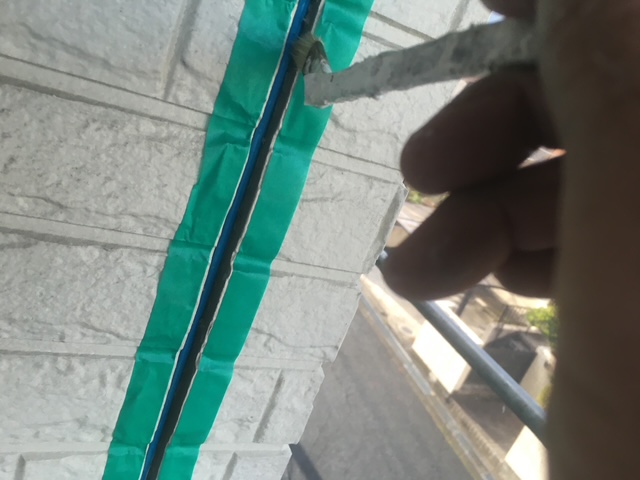 宇陀市 外壁塗装 コーキング プライマー塗布作業 ハケ塗り