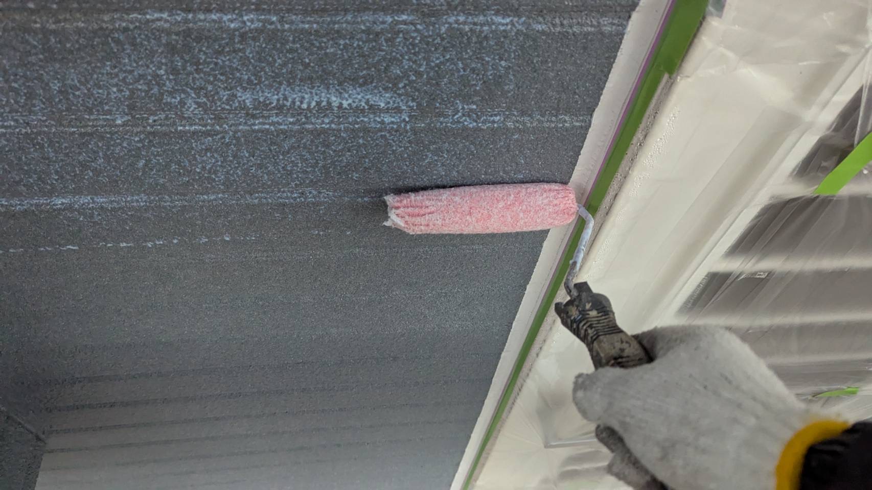 グレーの外壁部分の下塗りの様子