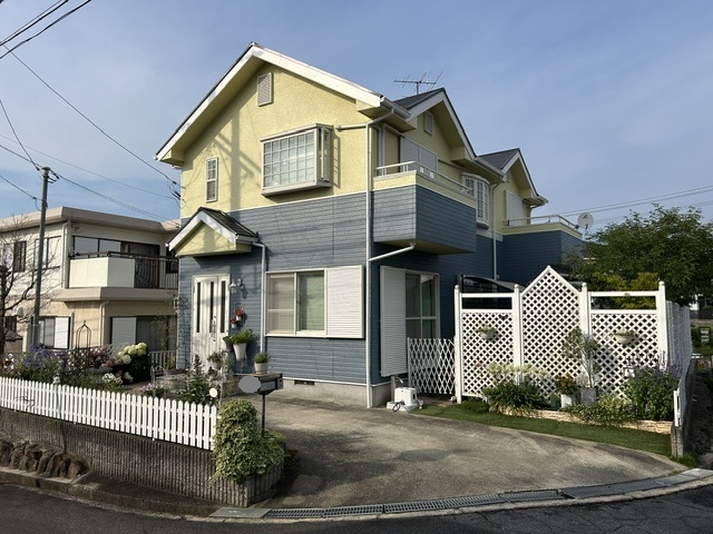 名張市S様邸 外壁塗装の完成後のツートンカラー外観