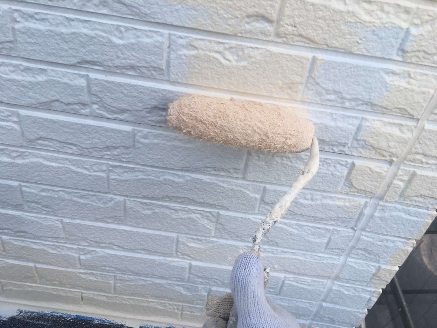 宇陀市D様邸 外壁塗装 ホワイト系カラー中塗り作業