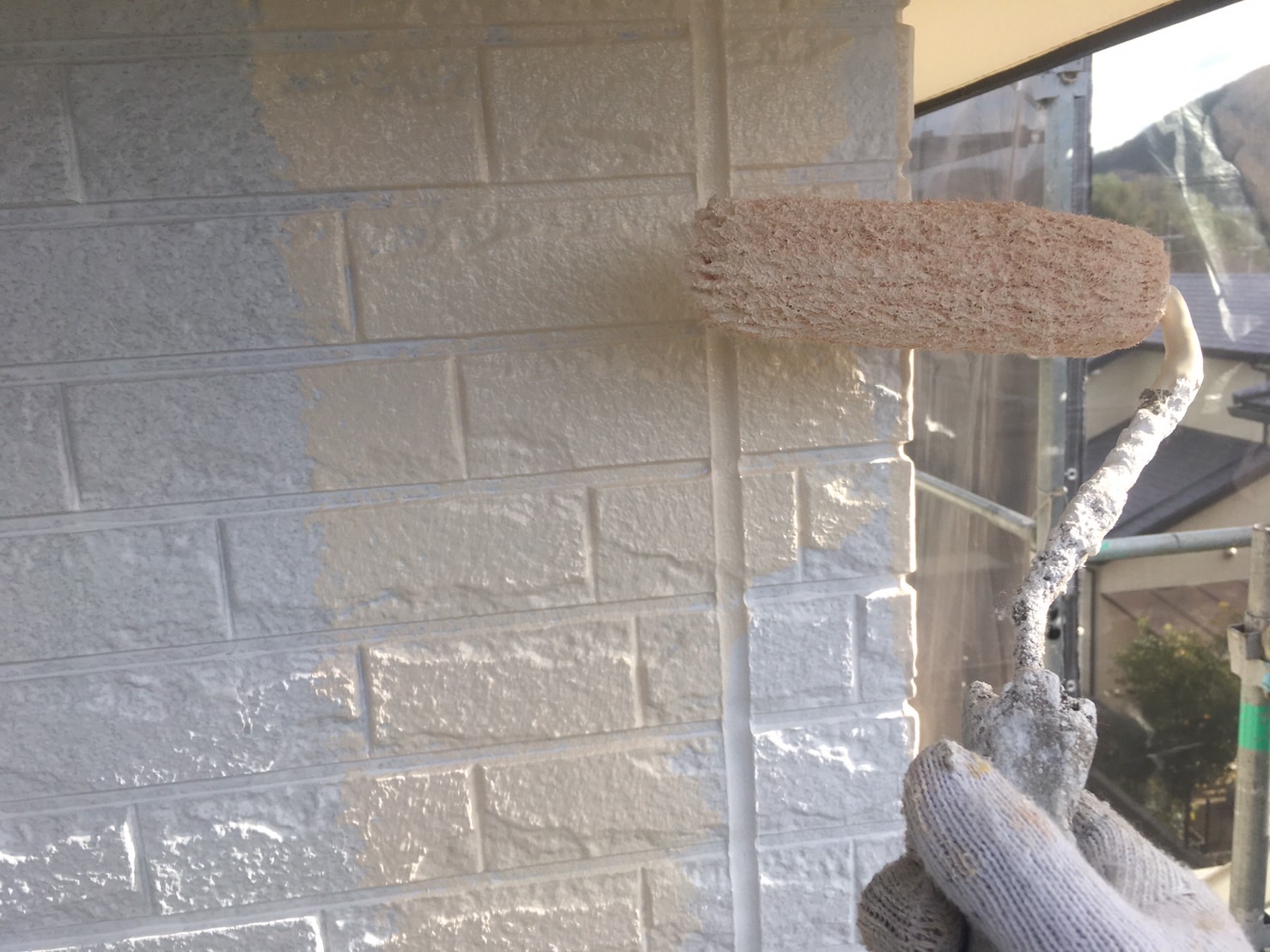 宇陀市D様邸 外壁塗装 ホワイト系カラー中塗り 広い面の作業