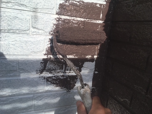 宇陀市D様邸 外壁塗装 ダークブラウン中塗り作業