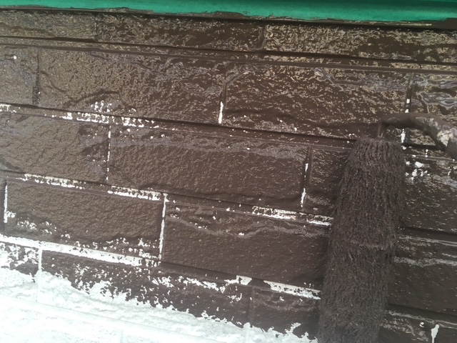 宇陀市D様邸 外壁塗装 ダークブラウン中塗り 塗り広げ