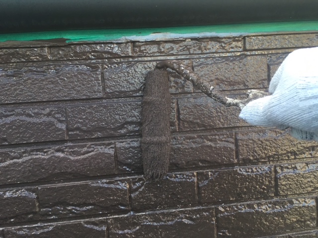 宇陀市D様邸 外壁塗装 ダークブラウン上塗り作業