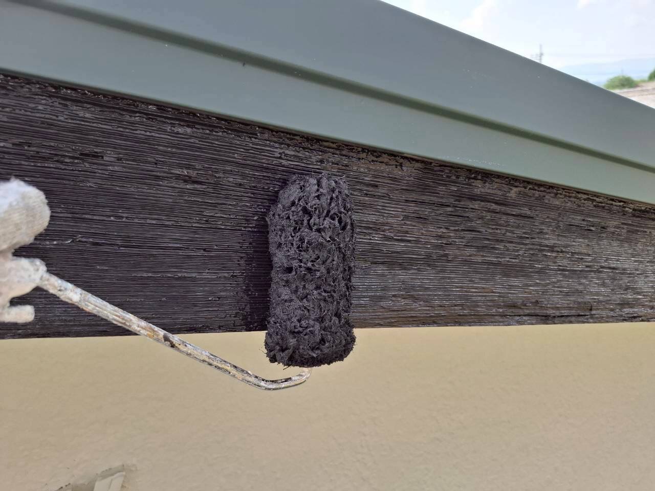 伊賀市U様邸の破風板にクリーンマイルドウレタンで2回目の塗装をしている様子