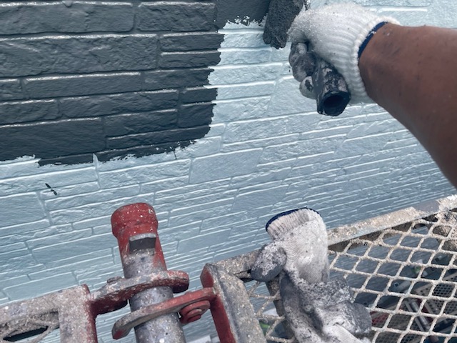 伊賀市S様邸 中塗り ローラーでサイディング外壁に塗布