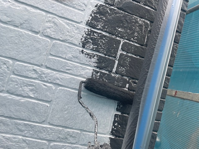 伊賀市S様邸 中塗り レンガ調テクスチャに塗料を塗布