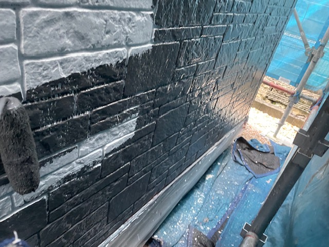 伊賀市S様邸 中塗り 広い面をローラーで塗布