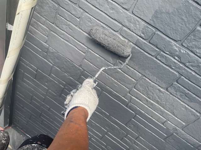 伊賀市S様邸 上塗り ローラーで均一に仕上げ