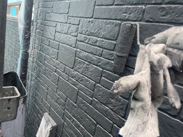 伊賀市S様邸 上塗り 竪樋まわりも丁寧に仕上げ