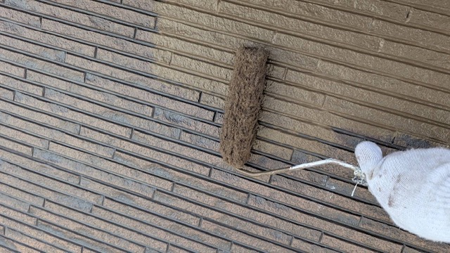 名張市S様邸のレンガ調サイディングをローラーで中塗りし、もとの濃淡のある柄が1色にそろっていく様子