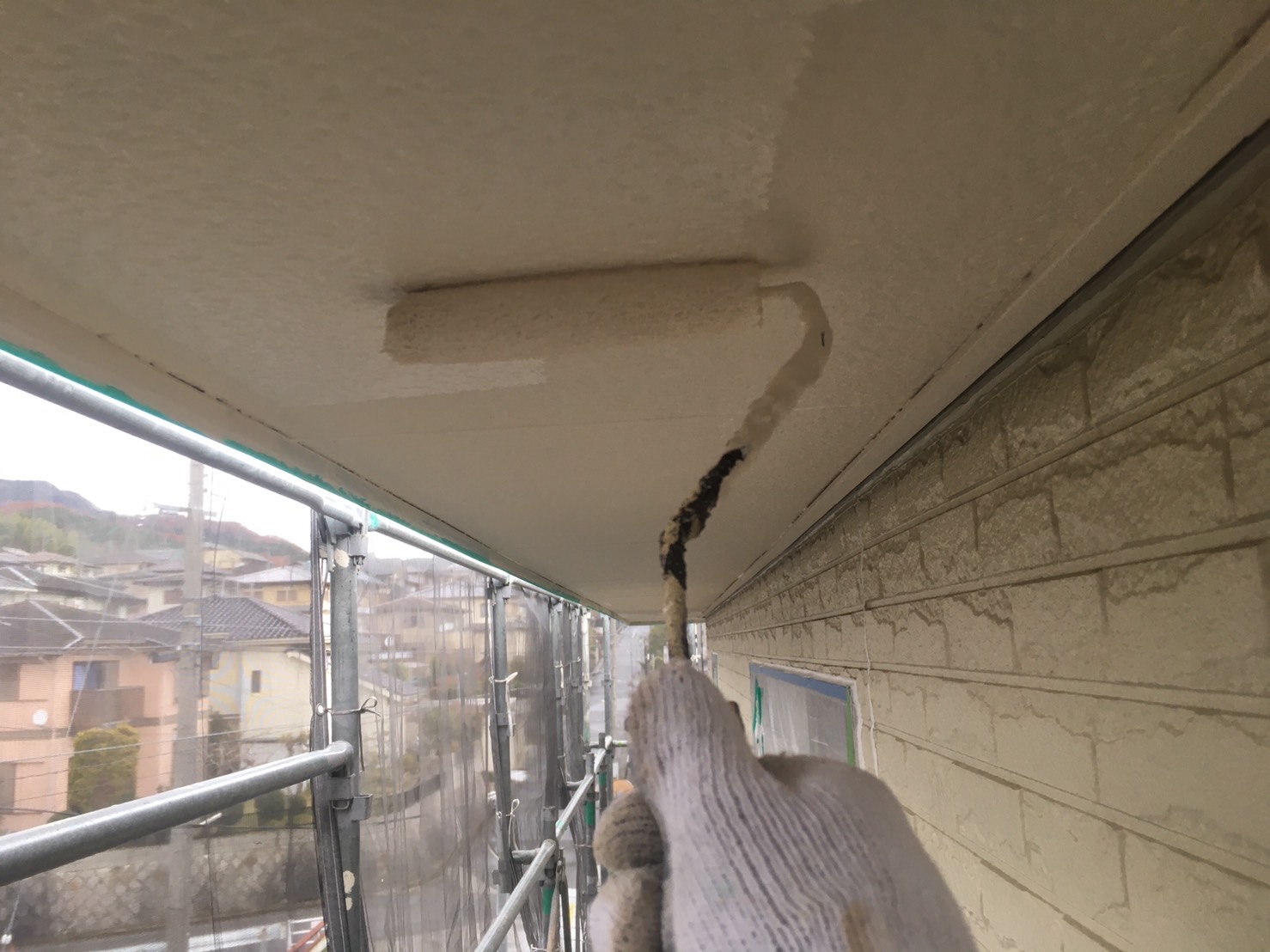 宇陀市D様邸 軒天塗装1回目 ローラーで塗装中