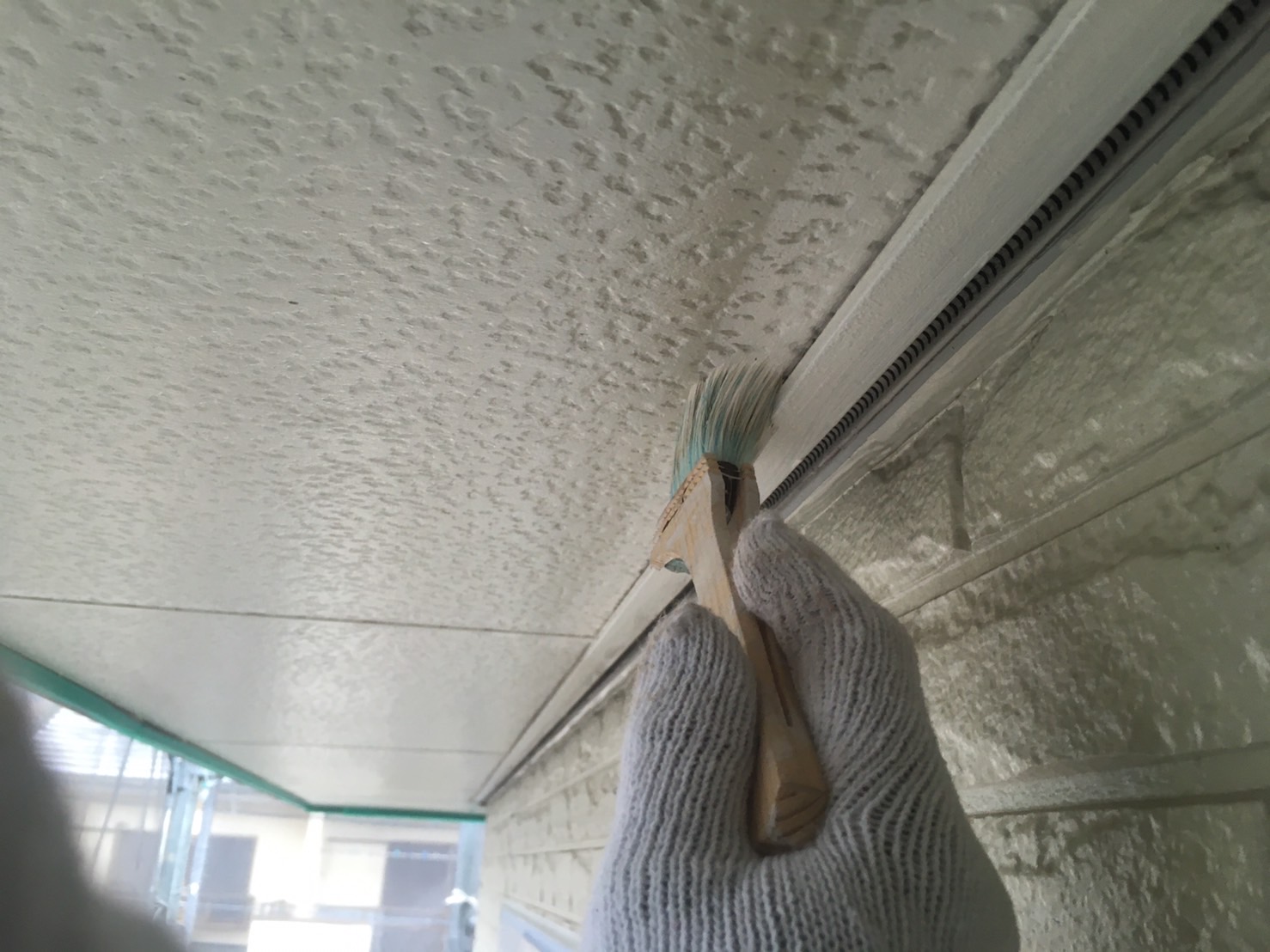 宇陀市D様邸 軒天塗装2回目 刷毛でダメ込み