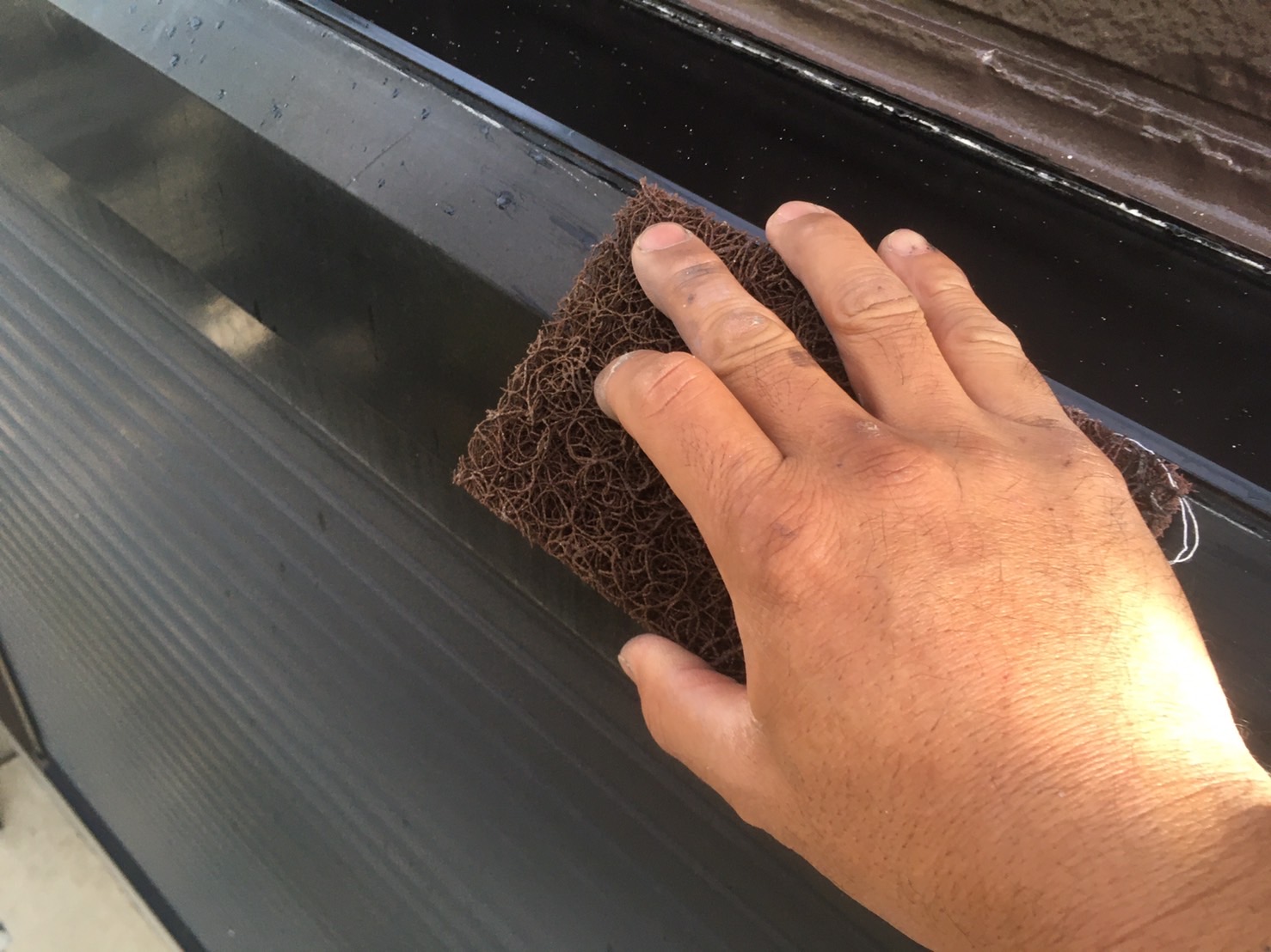 宇陀市D様邸 雨戸ボックス サンドペーパーでケレン作業