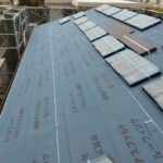 改質アスファルトルーフィングを施工している様子（2）