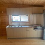 ログハウス内装 クリナップ ラクエラ キッチン設置事例