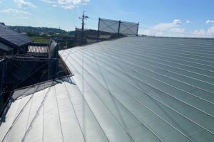 【伊賀市】屋根カバー工法｜雨漏りを横暖ルーフＳの重ね張りで解消・軽量金属屋根