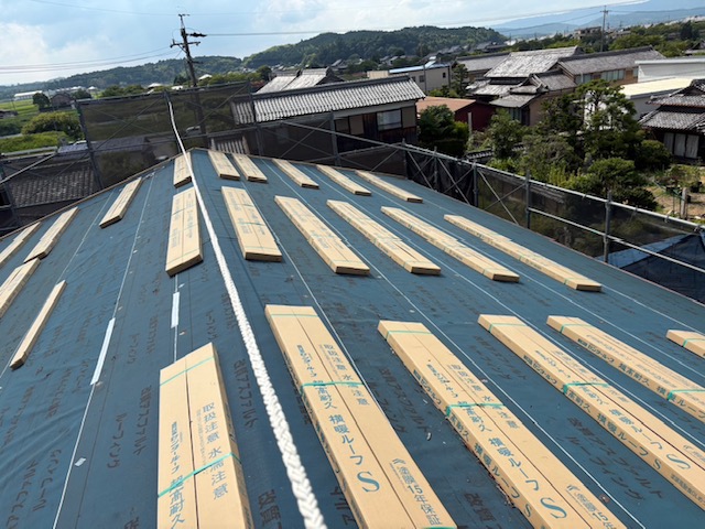 屋根に荷揚げされたニチハ横暖ルーフＳ