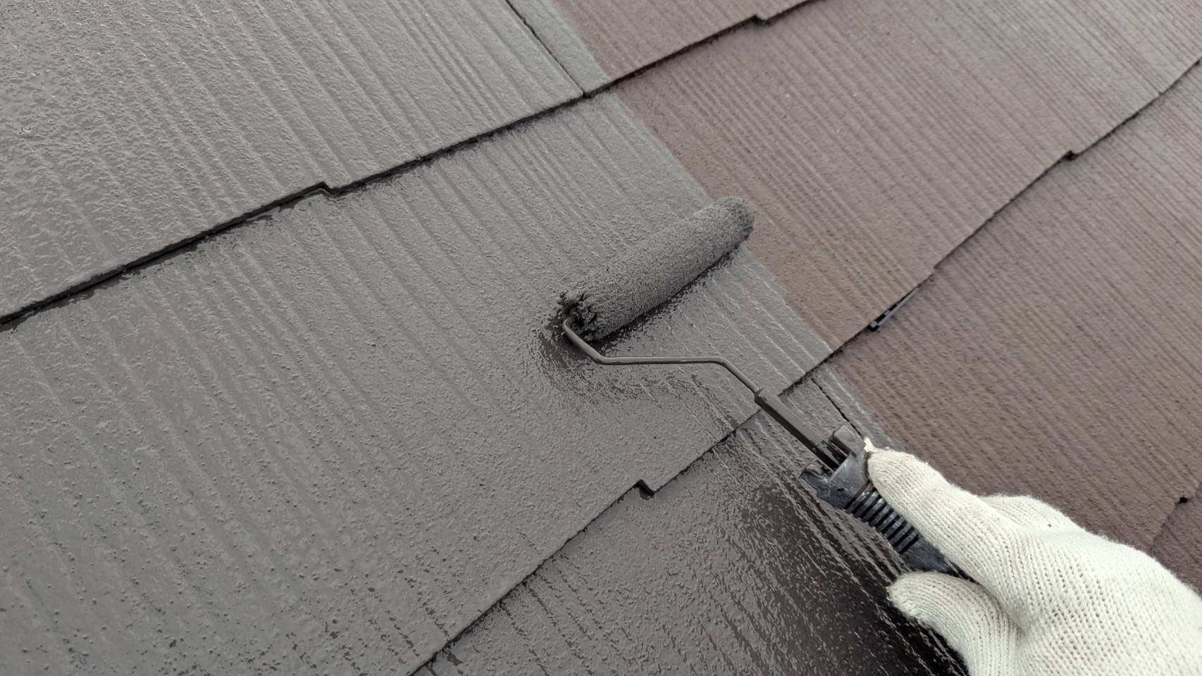 名張市S様邸 上塗り ローラーでスレート面を塗装