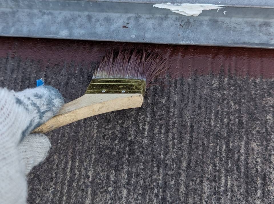 名張市S様邸 中塗り 刷毛で板金部を先行塗り