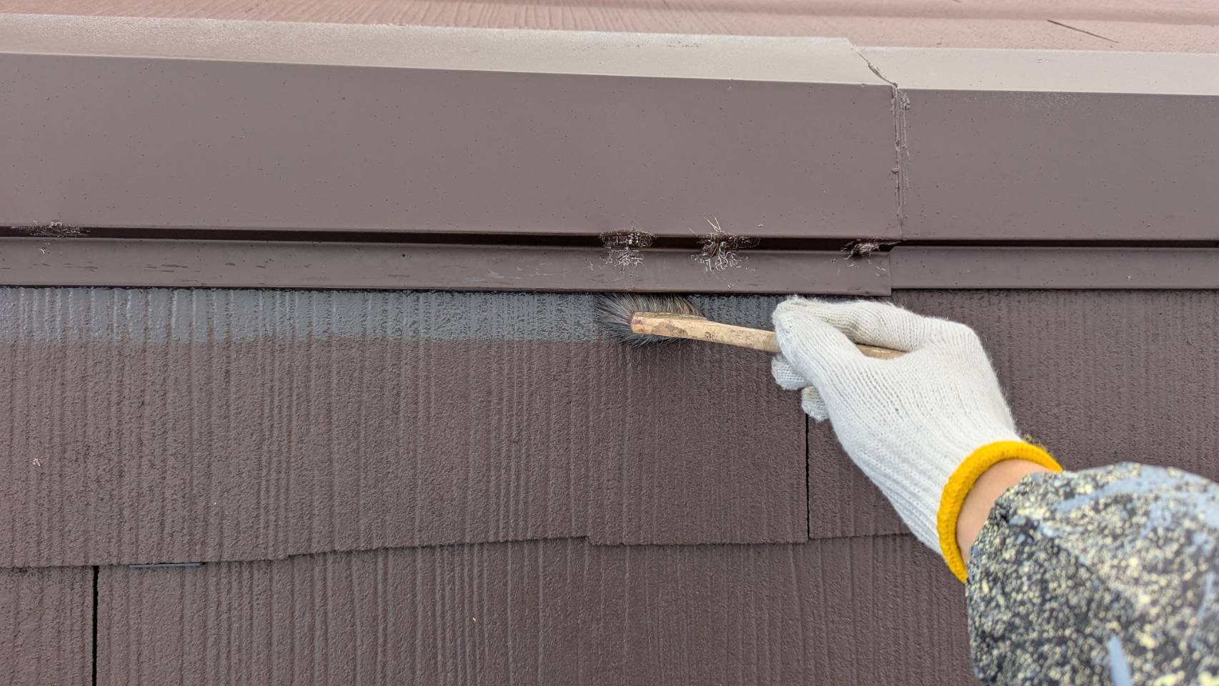 名張市S様邸 上塗り 刷毛で破風板金部を塗装