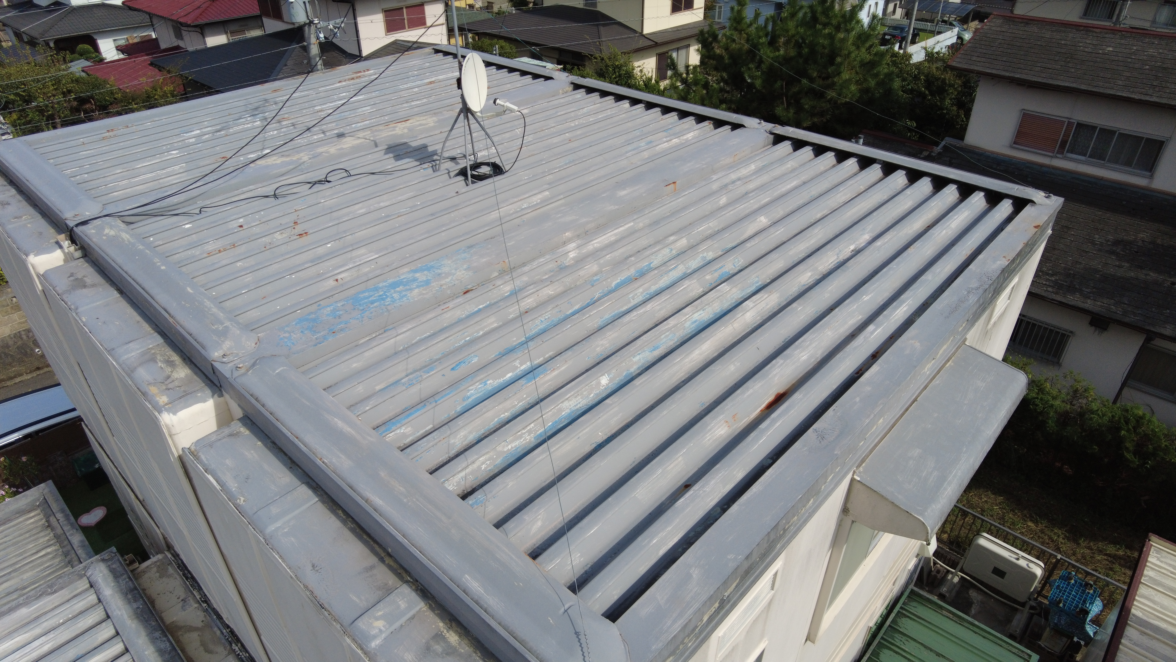 施工前の鉄製折板屋根の状態