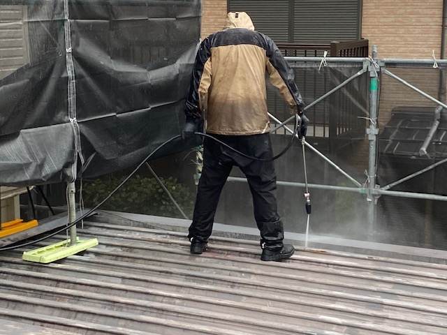 鉄製折板屋根の高圧洗浄作業