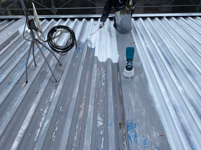 鉄製折板屋根の下塗り（水系ハイエポン）作業中