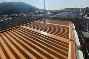 【宇陀市】屋根塗装｜耐用20年ナノルーフ20で鉄製折板屋根の錆・色あせを一新