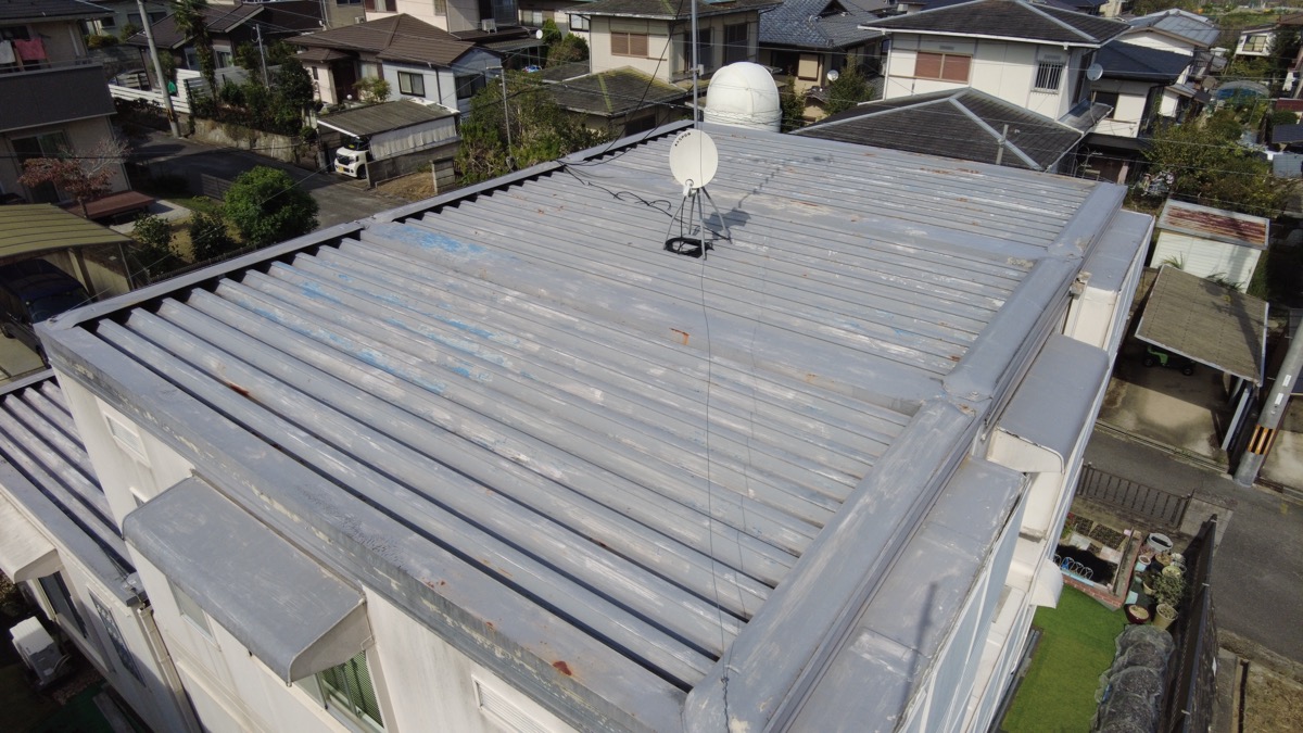 施工前｜色あせ・チョーキング・赤錆が進んだ鉄製折板屋根