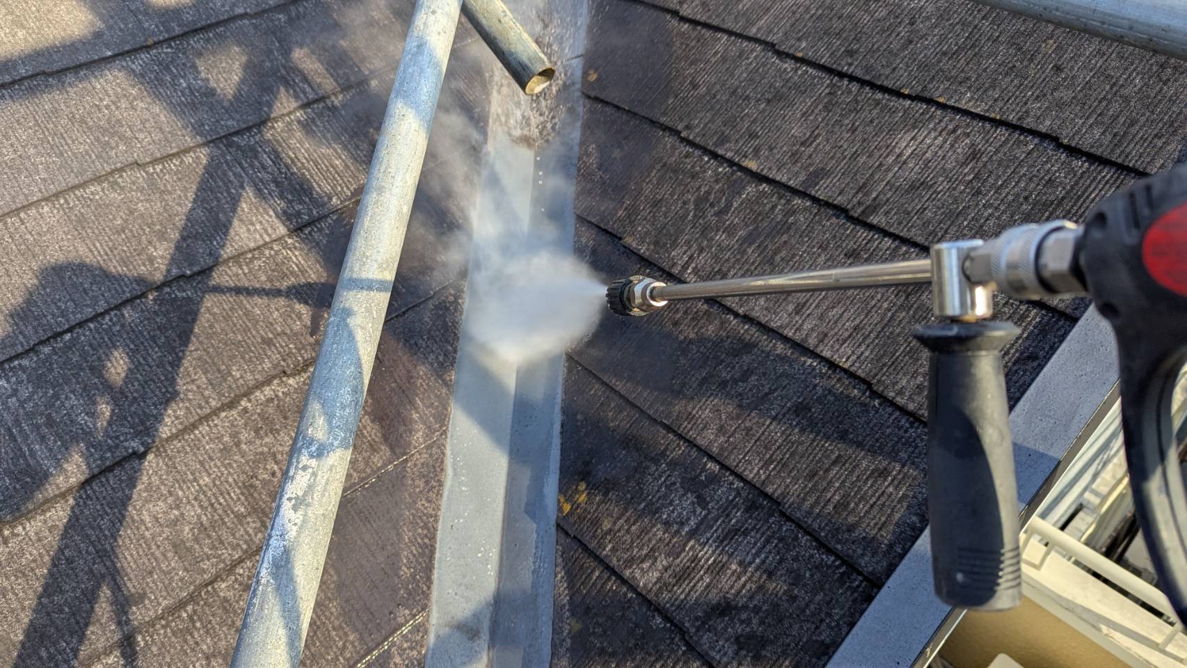 名張市S様邸 屋根塗装 高圧洗浄 棟板金付近